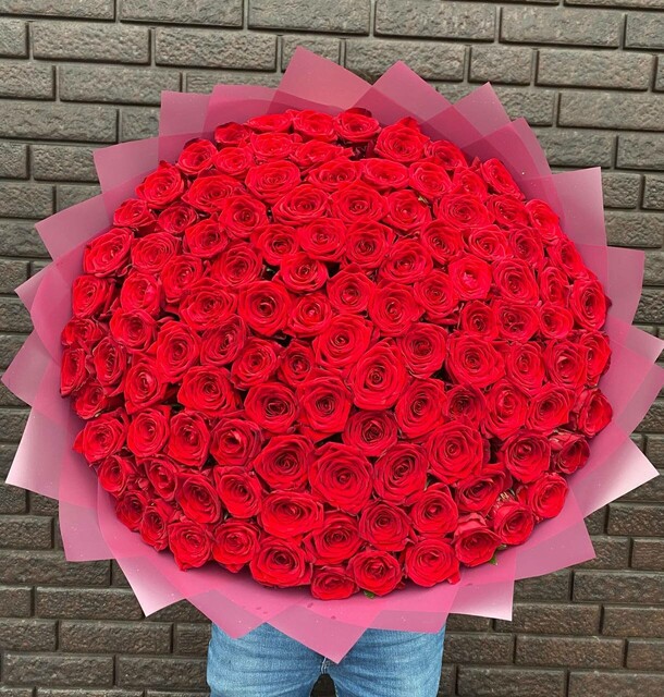Букет цветов 🌹 101 роза — символ вашей безграничной любви! 🌹 за 14340₽ с доставкой в Москве от Redrose Красная роза на Flawery