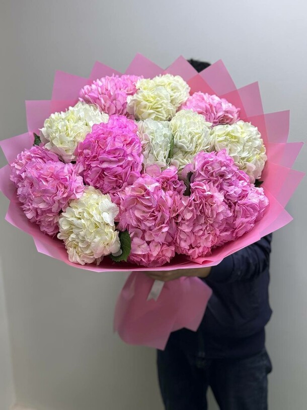 Букет цветов 🌸 букет из 15 гортензий за 8450₽ с доставкой в Москве от Redrose Красная роза на Flawery