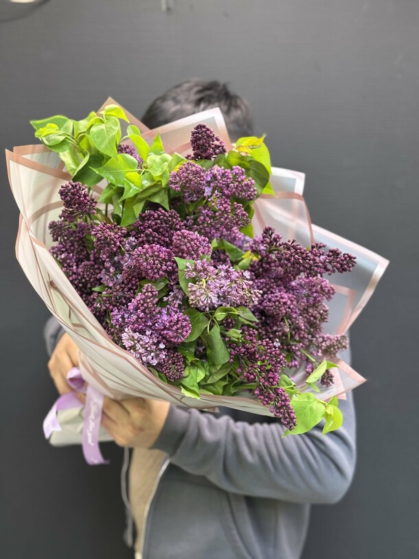 Весенний шик — 15 веточек сирени 💐💜🌸, артикул F1406329 - 2999 рублей, доставка по городу. Flawery - доставка цветов