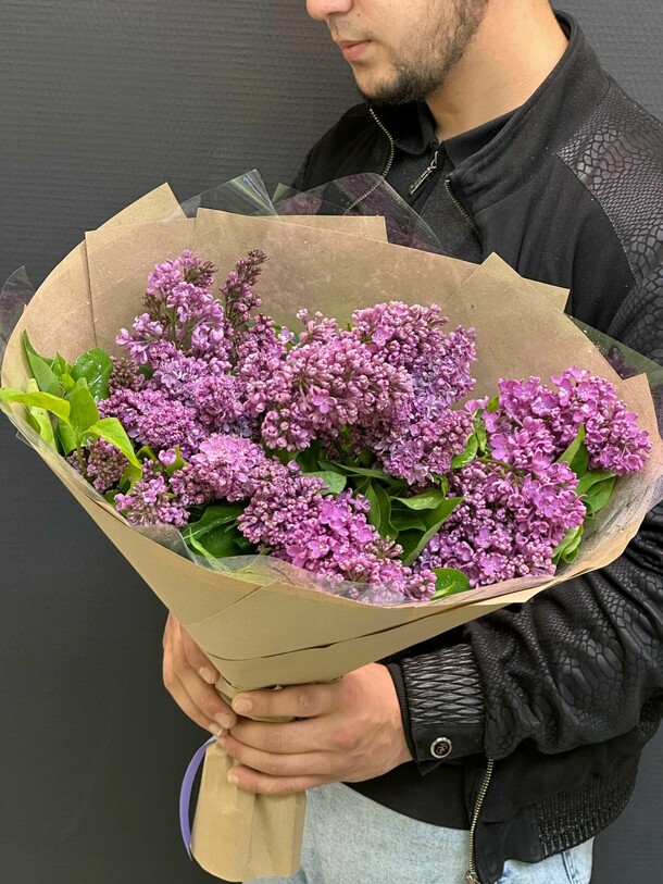 Пышный и ароматный букет из сирени — символ весны, искренности и любви 🌸., артикул F1414410 - 2500 рублей, доставка по городу. Flawery - доставка цветов
