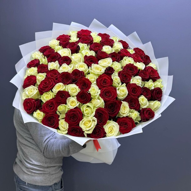 Букет из 101 микс роз за 21340₽ с доставкой в Москве от Redrose Красная роза на Flawery