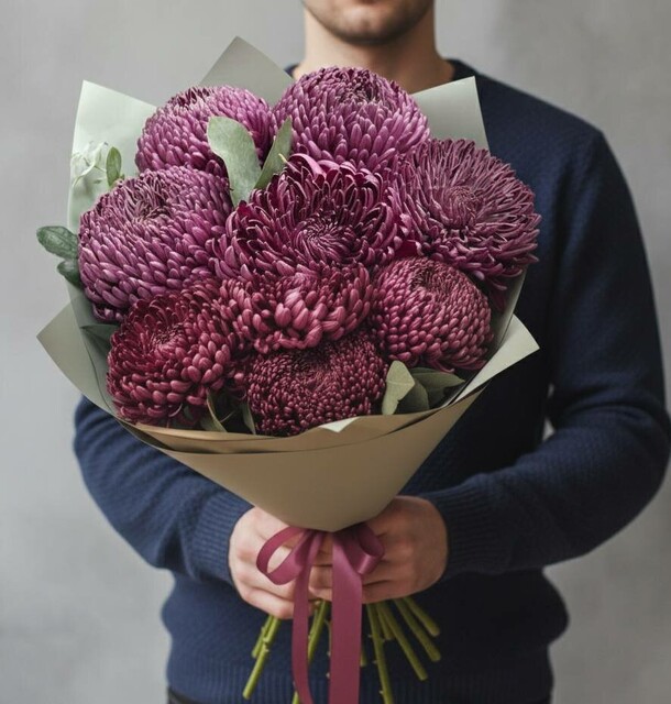 Букет из 9 хризантем за 6050₽ с доставкой в Москве от Redrose Красная роза на Flawery