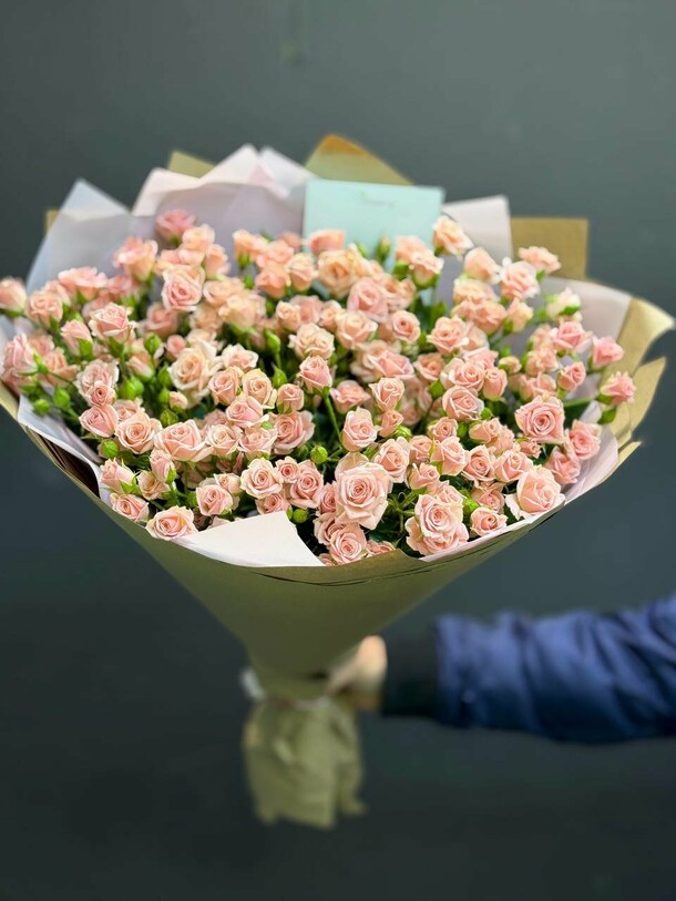 Букет из 29 кутовых роз, артикул F1504413 - 9999 рублей, доставка по городу. Flawery - доставка цветов