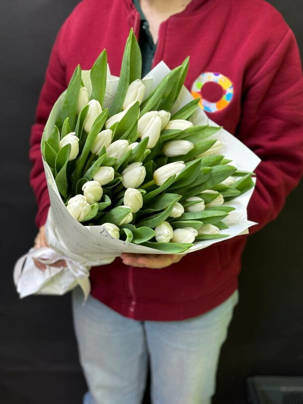 Букет из 51 тюльпана за 10990₽ с доставкой в Москве от Redrose Красная роза на Flawery