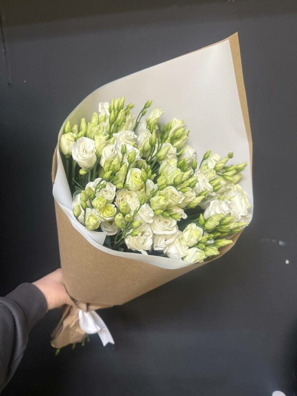 Букет из 11 эустом лизиантус за 4550₽ с доставкой в Москве от Redrose Красная роза на Flawery