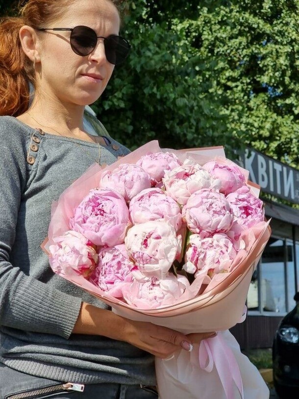 Букет цветов 13 пионов за 17700₽ с доставкой в Москве от 101РОЗА на Flawery