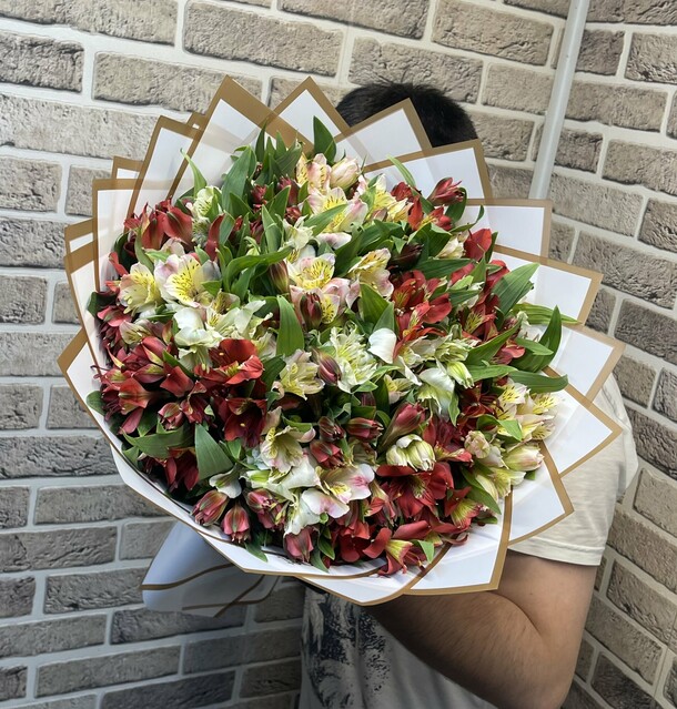 Букет 💐, артикул F1306342 - 4700 рублей, доставка по городу. Flawery - доставка цветов