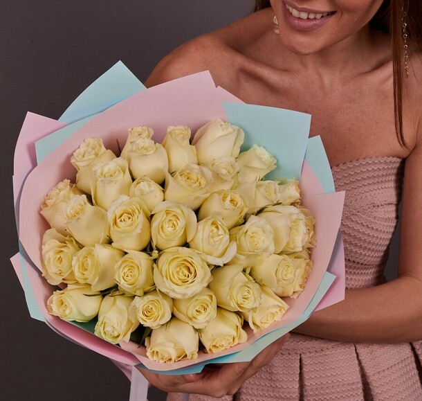 Букет белых роз 35шт за 5243₽ с доставкой в Москве от Flory Love на Flawery
