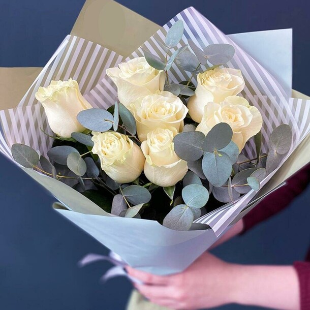 Букет из белых роз с эвкалиптом за 2200₽ с доставкой в Москве от Flory Love на Flawery
