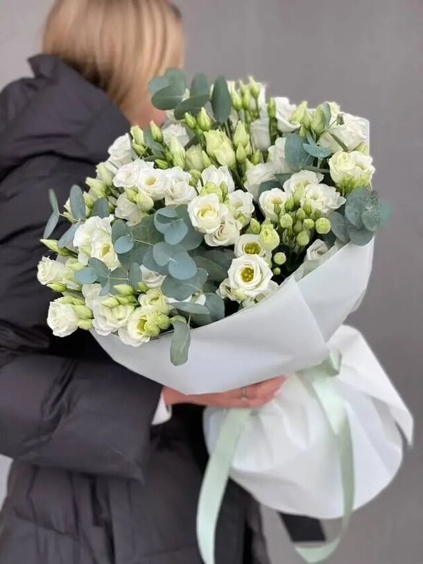 Букет из 19 эустом с эвкалиптом за 13450₽ с доставкой в Москве от 51pion.Ru на Flawery