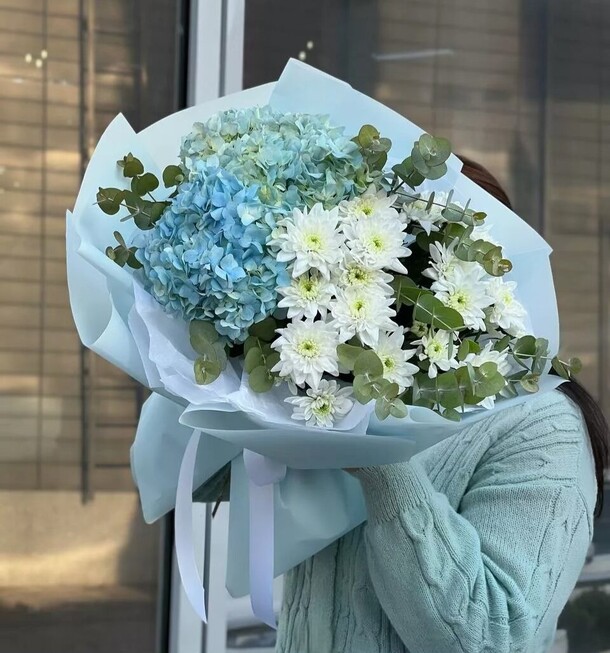 Букет из 2 голубых гортензий, 3 кустовых хризантем и эвкалипта за 5850₽ с доставкой в Москве от 51pion.Ru на Flawery