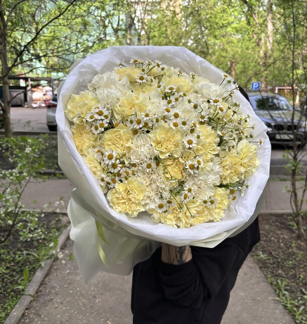 Букет из  35 диантусов с ромашкой за 6850₽ с доставкой в Москве от 51pion.Ru на Flawery