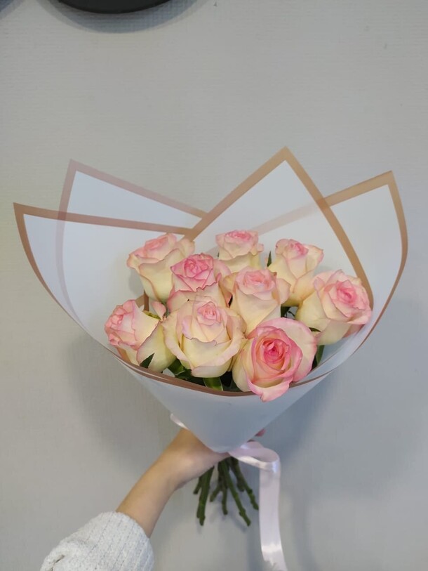 Букет цветов Розы джумилия 9 шт за 4250₽ с доставкой в Волжском от Bellis Flowers на Flawery