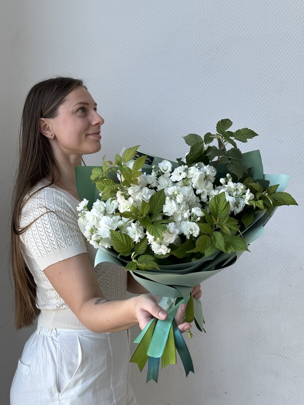 Букет ароматной маттиолы с малиной за 3045₽ с доставкой в Москве от Eva Flowers на Flawery