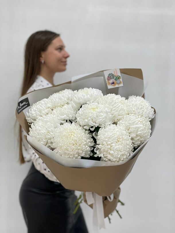 Букет цветов 11 огромных хризантем за 6790₽ с доставкой в Москве от Eva Flowers на Flawery