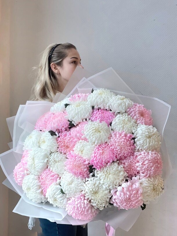 Букет цветов 35 сезонных хризантем за 16390₽ с доставкой в Москве от Eva Flowers на Flawery