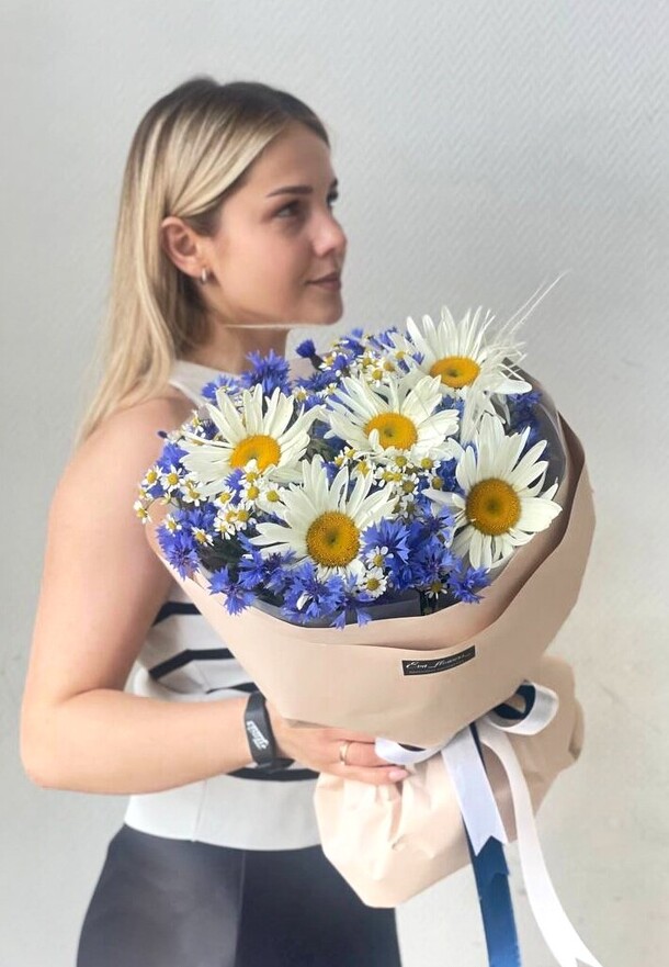 Букет цветов Васильки ромашки за 4322₽ с доставкой в Москве от Eva Flowers на Flawery
