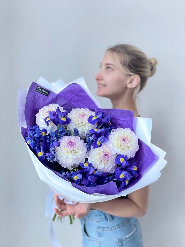 Букет цветов Георгины ирисы васильки за 5570₽ с доставкой в Москве от Eva Flowers на Flawery