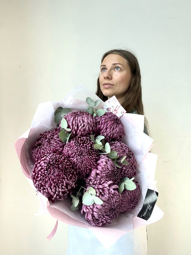 Букет больших хризантем🍇 за 5390₽ с доставкой в Москве от Eva Flowers на Flawery