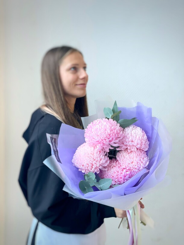 Букетик розовых хризантем и эвкалипта за 4300₽ с доставкой в Москве от Eva Flowers на Flawery