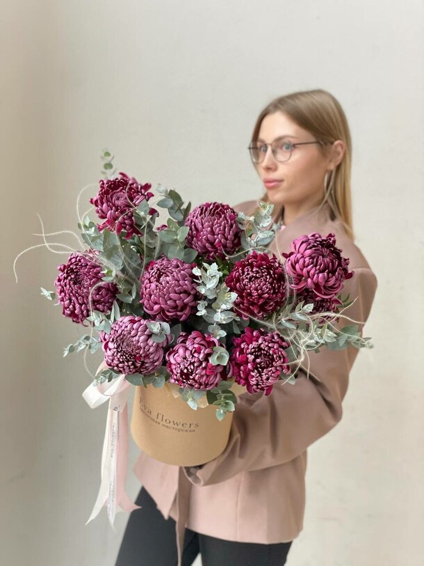 Букет цветов Сезонные хризантемы бигуди в коробке✨ за 8200₽ с доставкой в Москве от Eva Flowers на Flawery