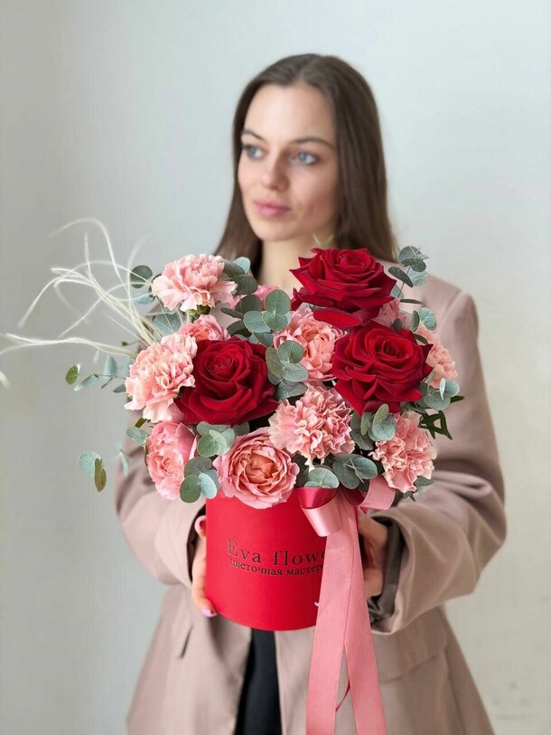 Букет из роз и гвоздик в коробке за 4332₽ с доставкой в Москве от Eva Flowers на Flawery