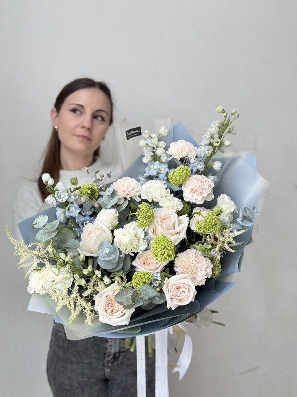 Букет с дельфиниумом и вибурномом за 7500₽ с доставкой в Москве от Eva Flowers на Flawery