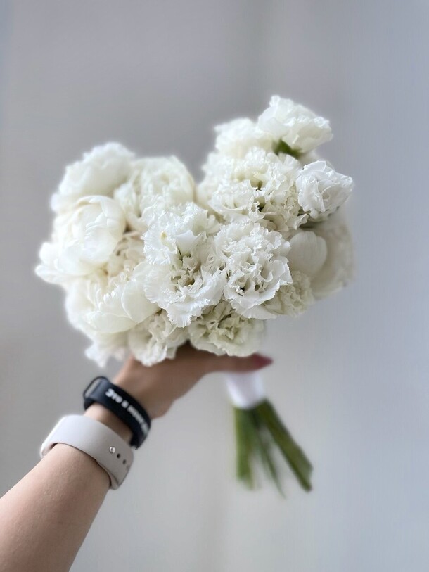 Букет невесты пионы с эустомой за 8900₽ с доставкой в Москве от Eva Flowers на Flawery