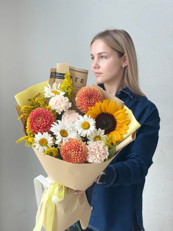 Букет комплимент с ромашками за 5450₽ с доставкой в Москве от Eva Flowers на Flawery