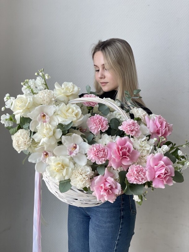 Букет цветов Авторская корзина две стороны за 10799₽ с доставкой в Москве от Eva Flowers на Flawery