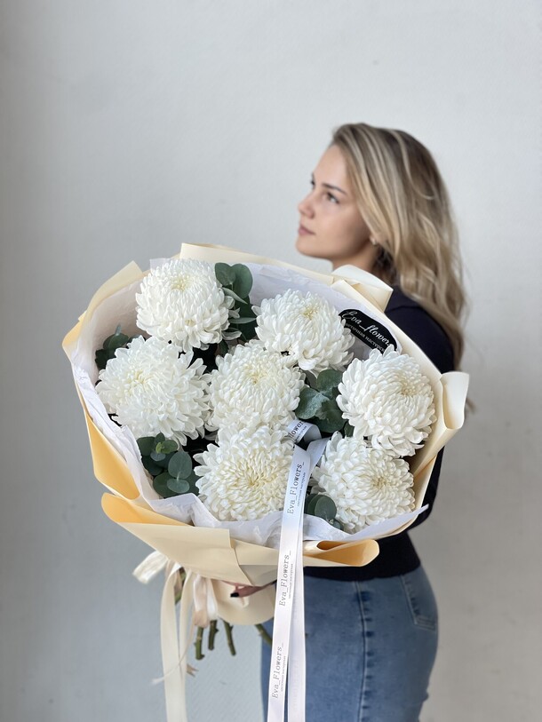 Букет больших белых хризантем за 5899₽ с доставкой в Москве от Eva Flowers на Flawery