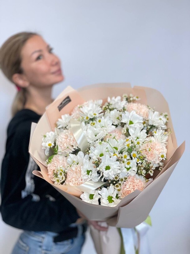 Букет хризантем ромашек и гвоздик за 5600₽ с доставкой в Москве от Eva Flowers на Flawery