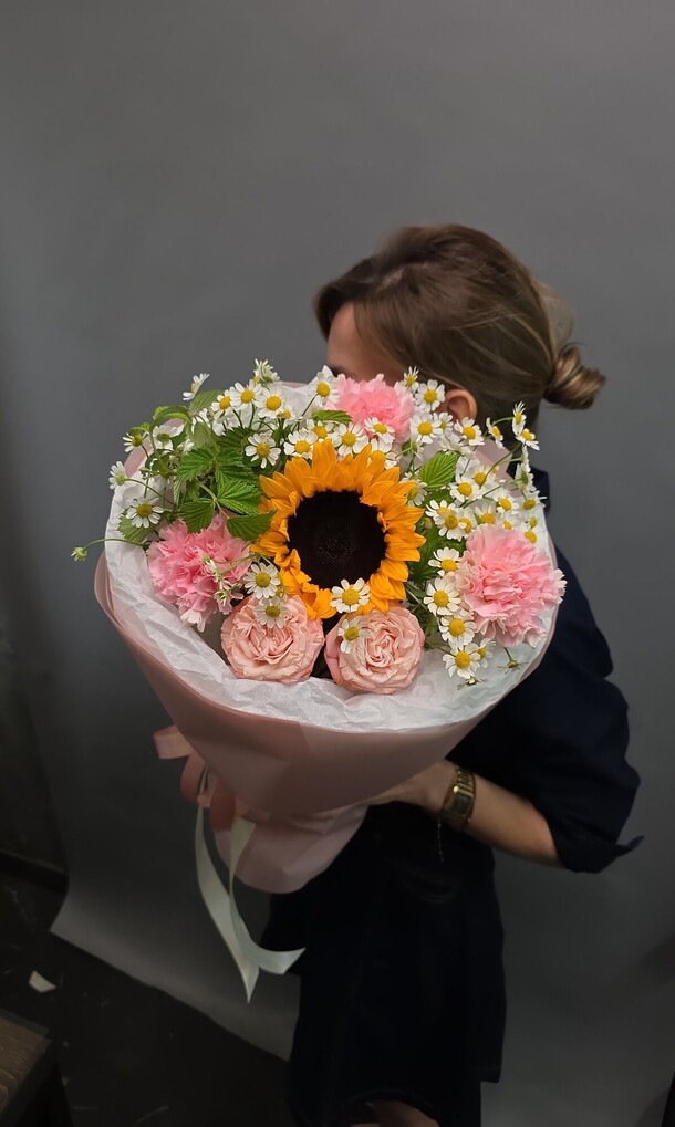 Букет цветов Полевой букет с подсолнухом и ромашками в стильной упаковке🌸 за 4600₽ с доставкой в Москве от Любит не любит на Flawery