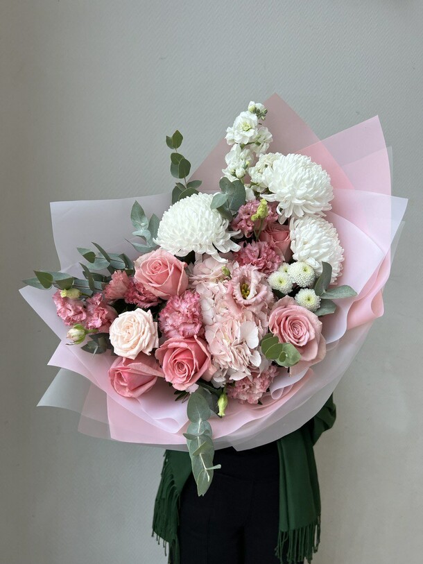 Букет с гортензией и хризантемами за 7329₽ с доставкой в Москве от Family Flowers на Flawery