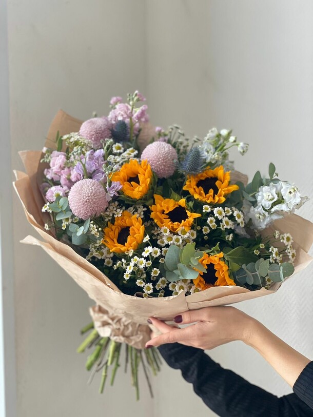 Букет цветов Полевой  букет за 8997₽ с доставкой в Москве от Family Flowers на Flawery