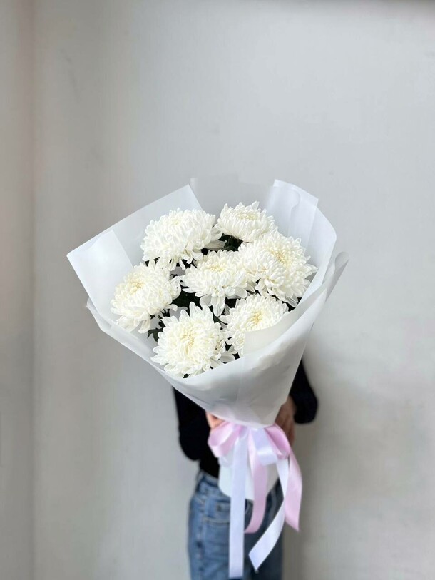 Букет цветов 7 белых хризантем за 5840₽ с доставкой в Москве от Family Flowers на Flawery
