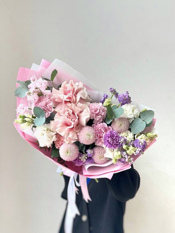 Букет цветов Воздушный поцелуй 💜 французские розы маттиола момоко за 9565₽ с доставкой в Москве от Family Flowers на Flawery