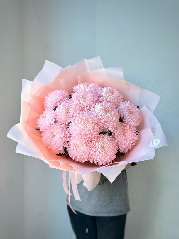 Букет розовых хризантем из 13 штук за 8539₽ с доставкой в Москве от Family Flowers на Flawery