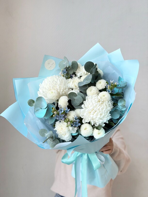 Букет небесного оттенка за 5800₽ с доставкой в Москве от Family Flowers на Flawery