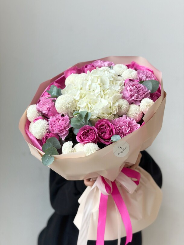 Букет малиновых роз и гортензий за 7689₽ с доставкой в Москве от Family Flowers на Flawery