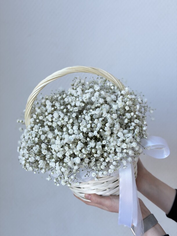 Букет цветов Корзина с гипсофилой за 4840₽ с доставкой в Москве от Family Flowers на Flawery