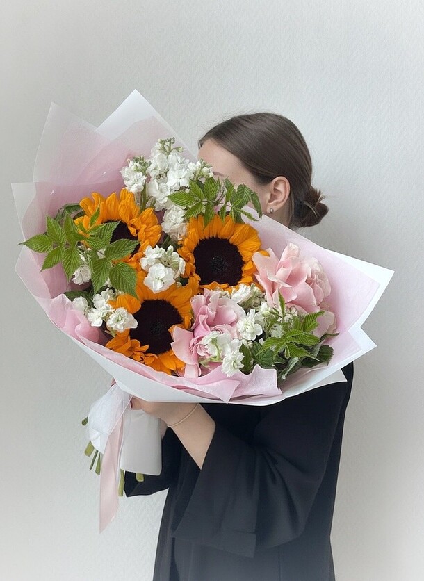 Букет цветов Поцелуй лета🌻 букет с подсолнухами за 4740₽ с доставкой в Москве от Family Flowers на Flawery