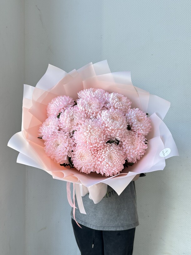 Букет цветов 13 розовых хризантем за 9350₽ с доставкой в Москве от Family Flowers на Flawery