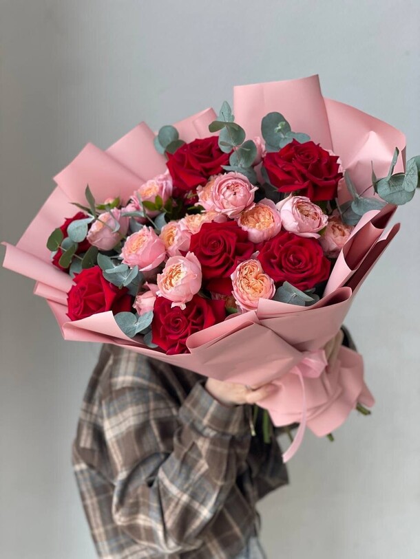 Букет красных и пионовидных роз за 8350₽ с доставкой в Москве от Family Flowers на Flawery