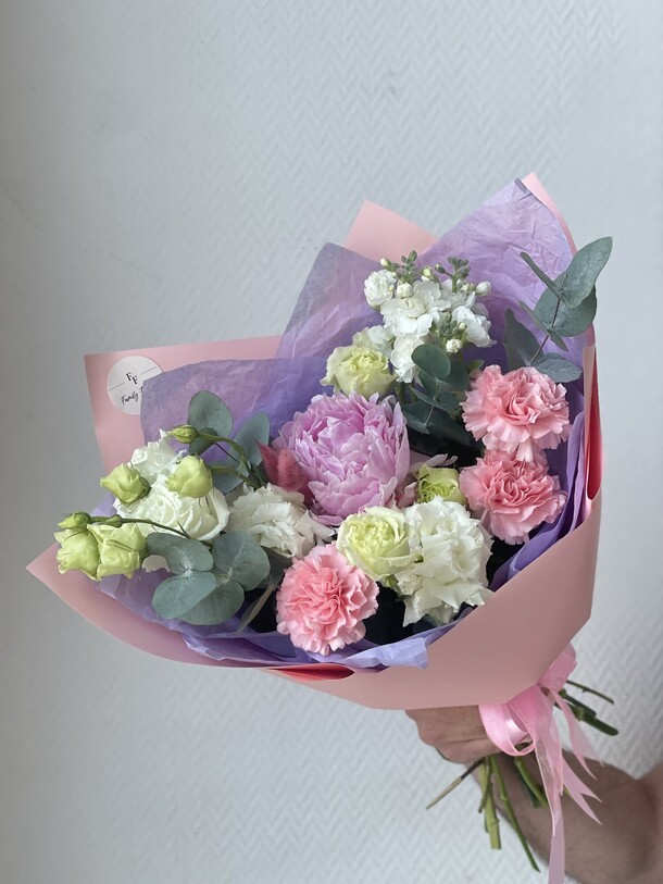Букет лаконичный с пионом за 6350₽ с доставкой в Москве от Family Flowers на Flawery