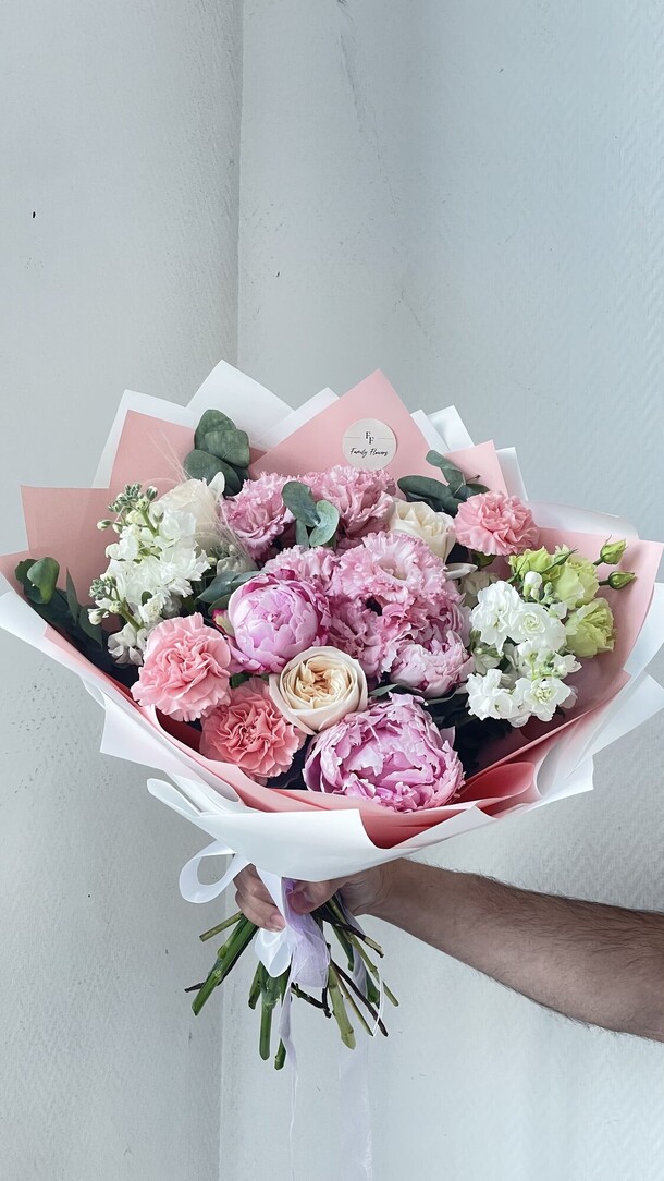 Букет с пионами и пионовидные розы за 8950₽ с доставкой в Москве от Family Flowers на Flawery