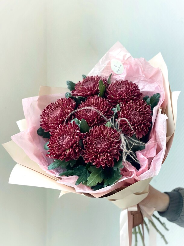 Букет цветов Сезонные хризантемы 🍇 за 4900₽ с доставкой в Москве от Family Flowers на Flawery