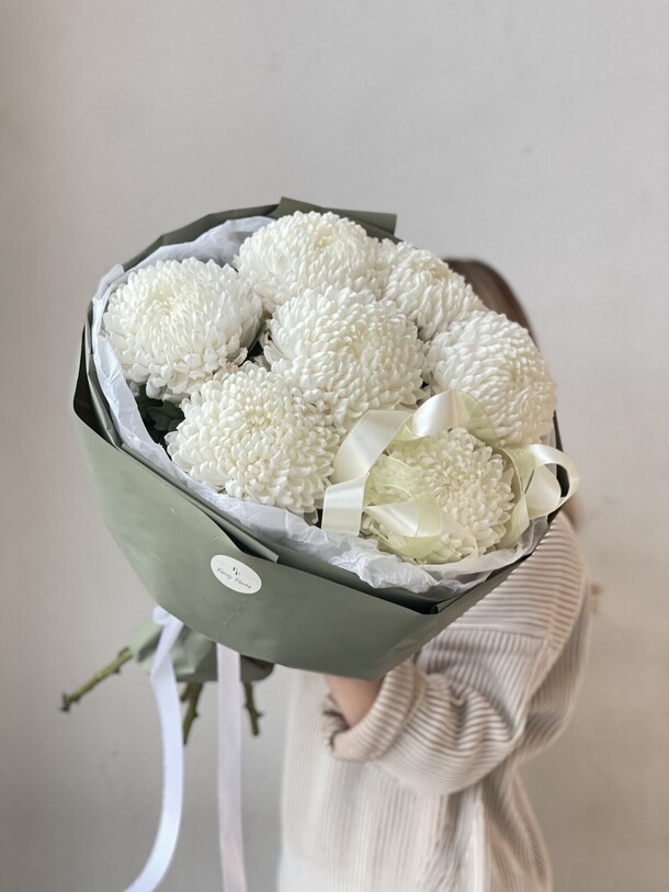 Букет цветов 7 белых хризантем за 4950₽ с доставкой в Москве от Family Flowers на Flawery