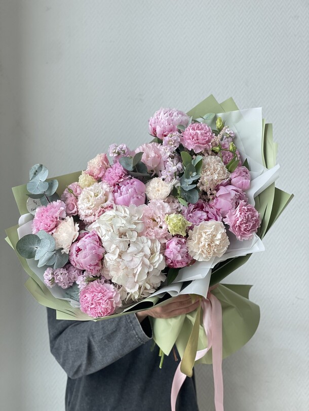 Букет с пионами вау эффект за 12900₽ с доставкой в Москве от Family Flowers на Flawery