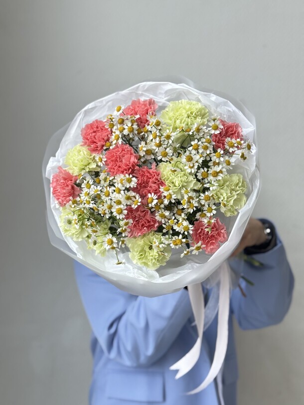 Букет гвоздик и ромашек за 4049₽ с доставкой в Москве от Family Flowers на Flawery